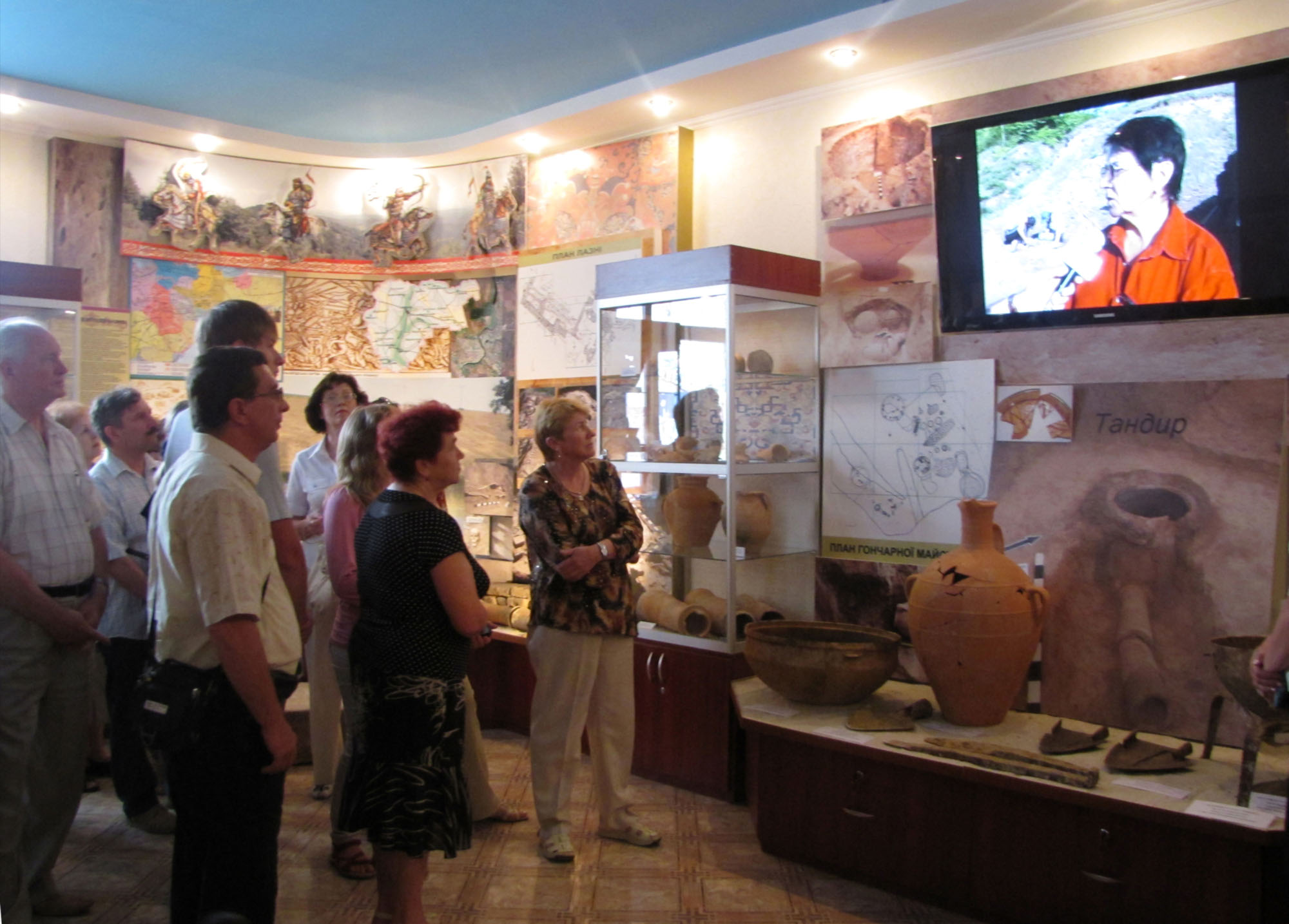 Гості під час відкриття Археологічного музею імені Нінель Бокій, 2011 рік