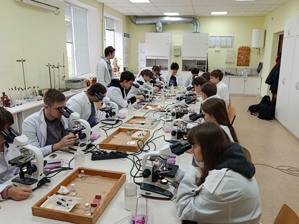 Під мікроскопом — ми самі! Або: як студенти фахового коледжу «Альма-матер. Плюс» разом з магістрами-біологами досліджували мікрофлору ротової порожнини