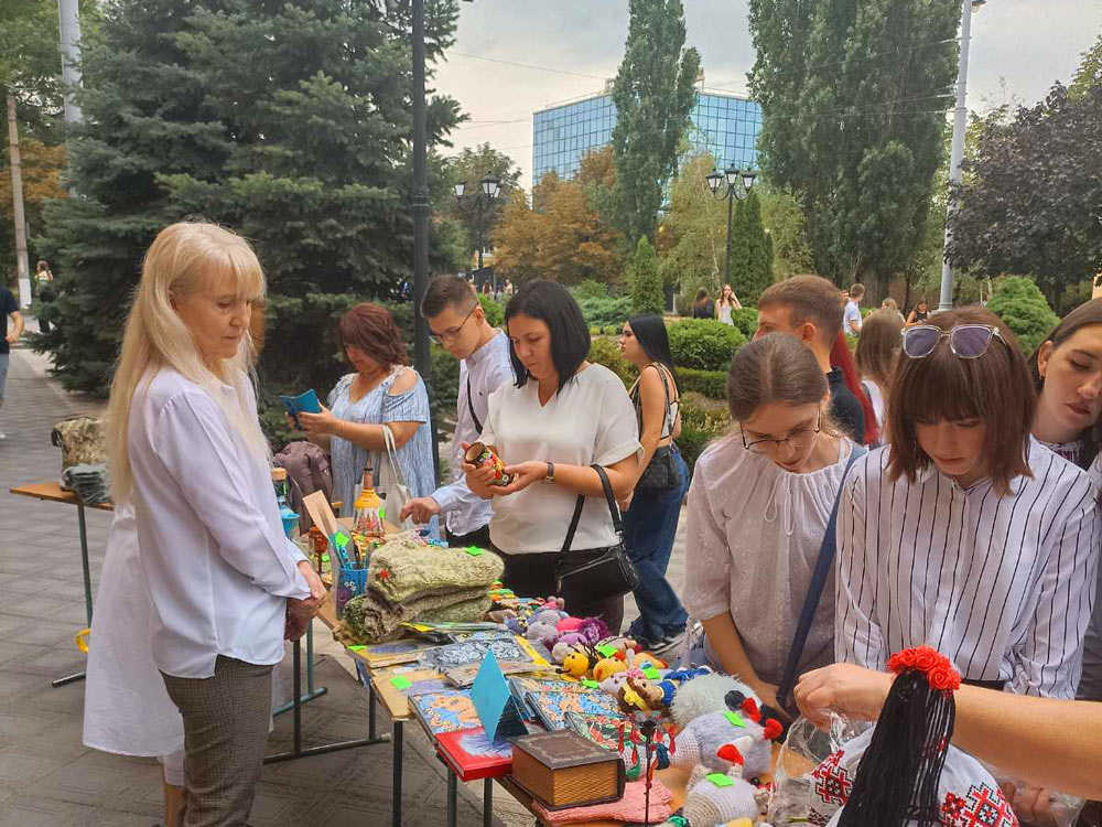 Благодійний ярмарок до Дня знань