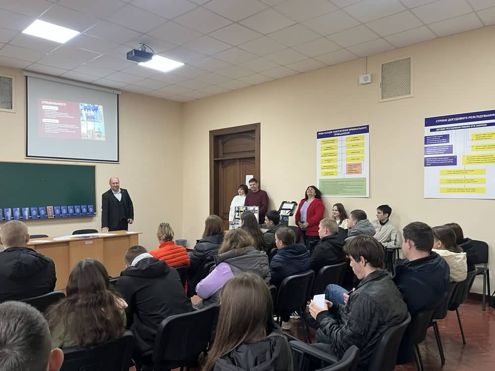 Майбутні абітурієнти знайомляться з можливостями факультету  права, бізнесу та адміністрування